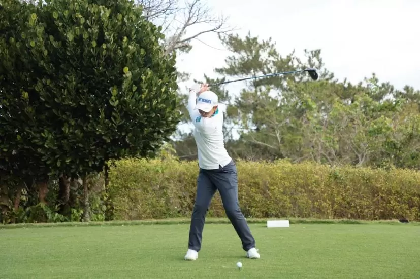 若林舞衣子のドライバースイング