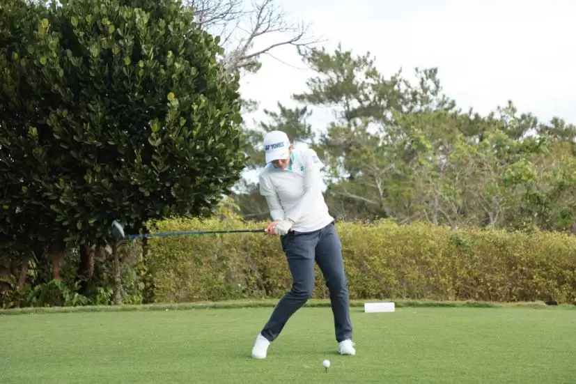 若林舞衣子のドライバースイング