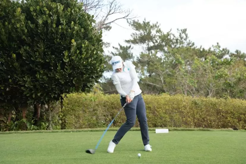 若林舞衣子のドライバースイング