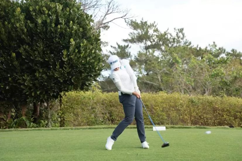 若林舞衣子のドライバースイング