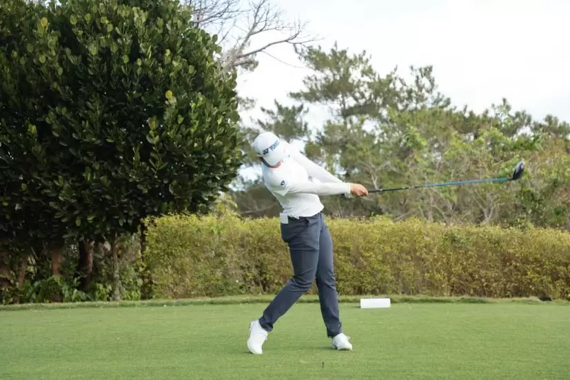 若林舞衣子のドライバースイング