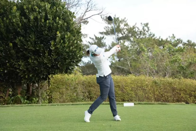 若林舞衣子のドライバースイング