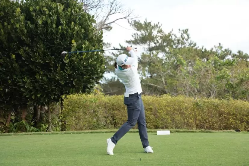 若林舞衣子のドライバースイング