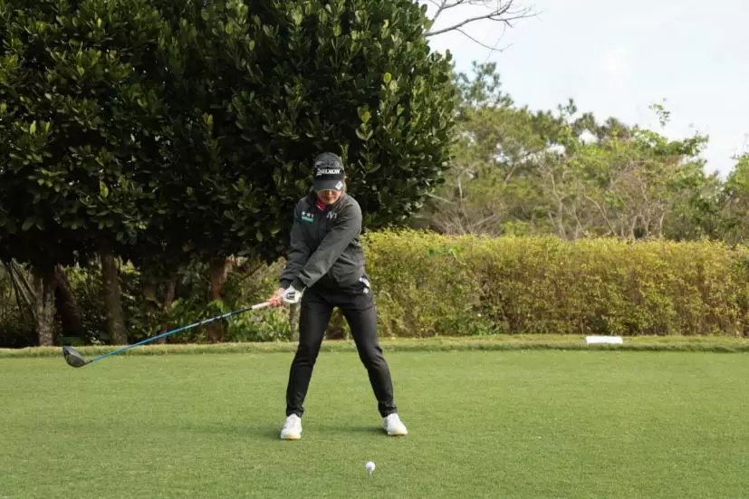 小倉彩愛のドライバースイング