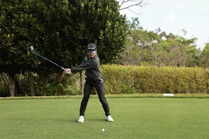 小倉彩愛のドライバースイング