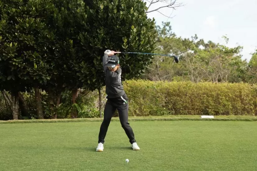 小倉彩愛のドライバースイング