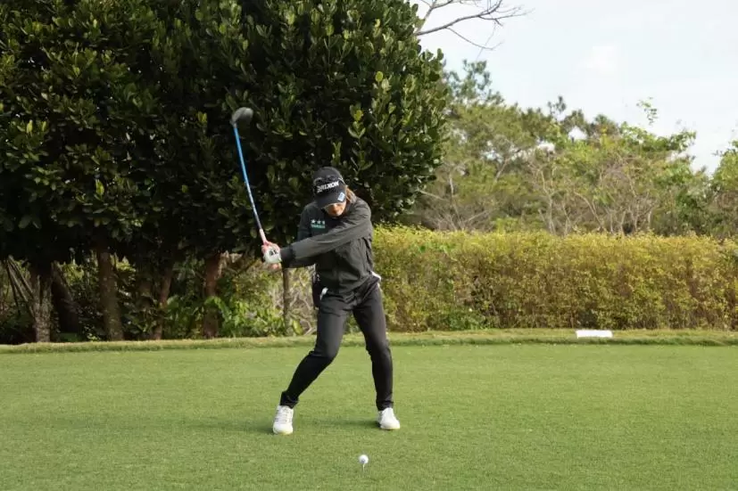 小倉彩愛のドライバースイング