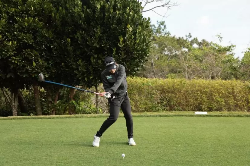 小倉彩愛のドライバースイング