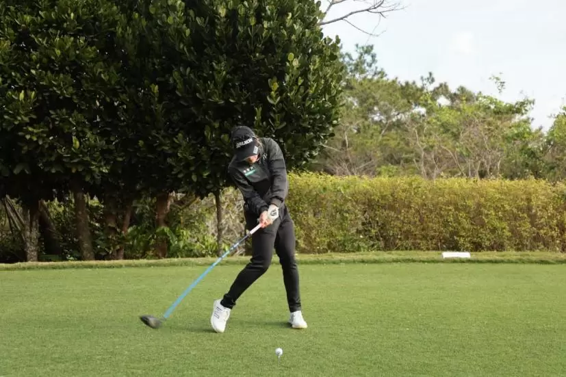 小倉彩愛のドライバースイング