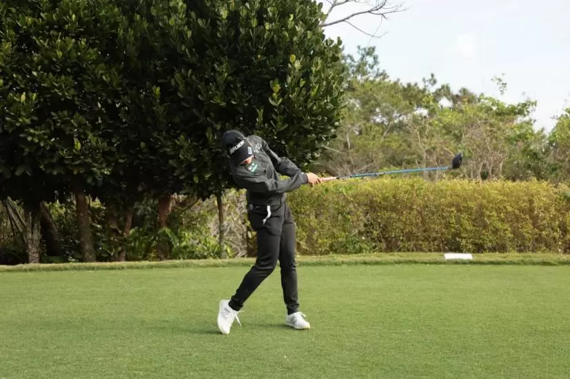 小倉彩愛のドライバースイング