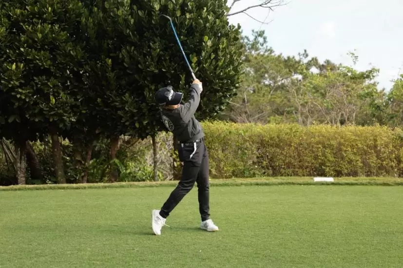 小倉彩愛のドライバースイング