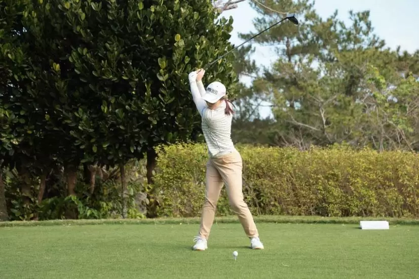 辻梨恵のドライバースイング