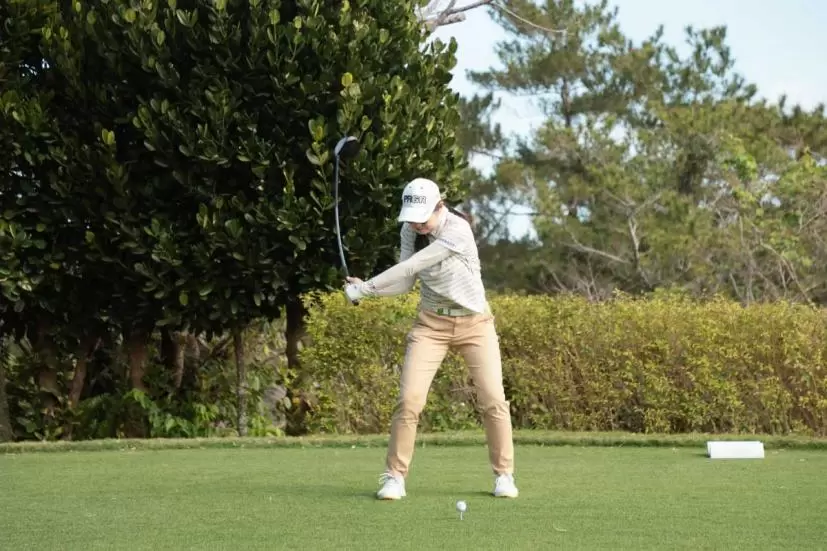 辻梨恵のドライバースイング