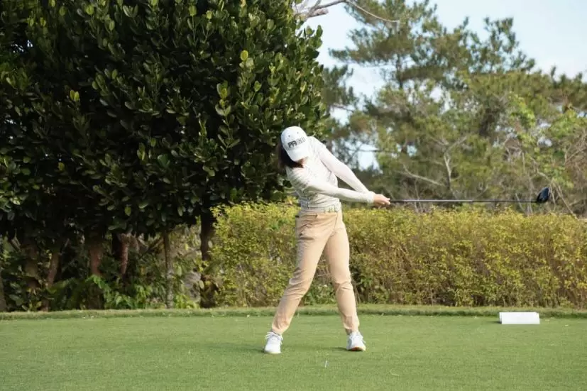 辻梨恵のドライバースイング