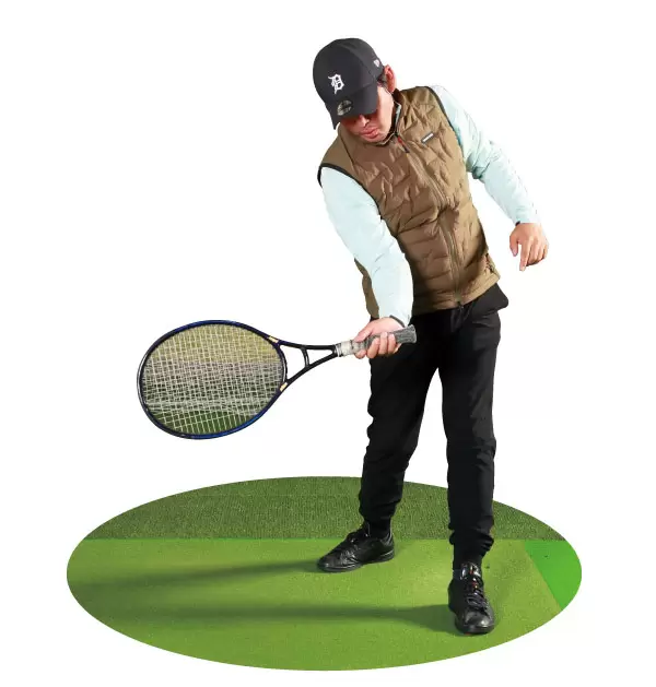 テニスラケットで打面を押し込むイメージ