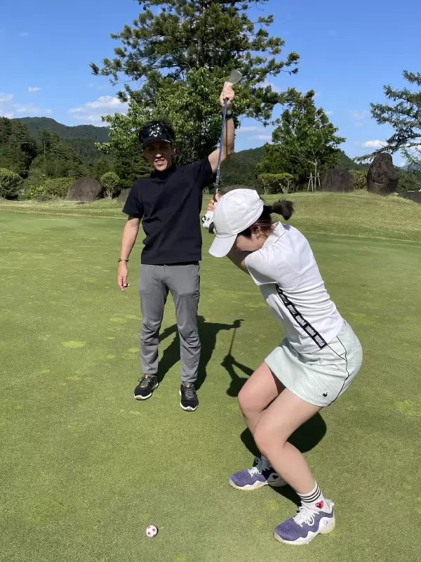 クラブヘッドを高くしてもらうと、左足が“踏めない”