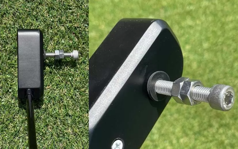 ヘッド後方のナットを動かすことで重心深度を変えることができる。