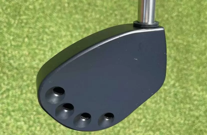 ヘッドのトウ側には斜めに穴が空けられています。