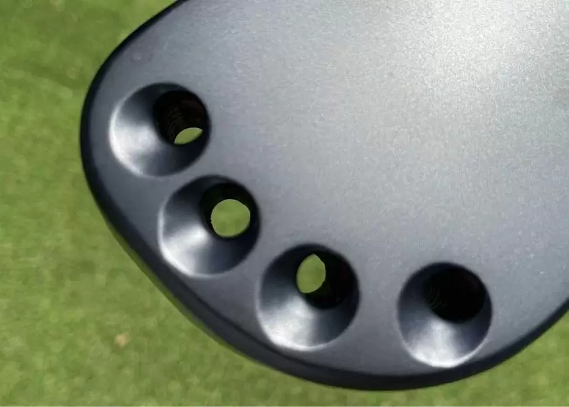 リバイバープラスのヘッドに斜めに空けられた穴の効果で、自然にヘッドがターンする気がします。