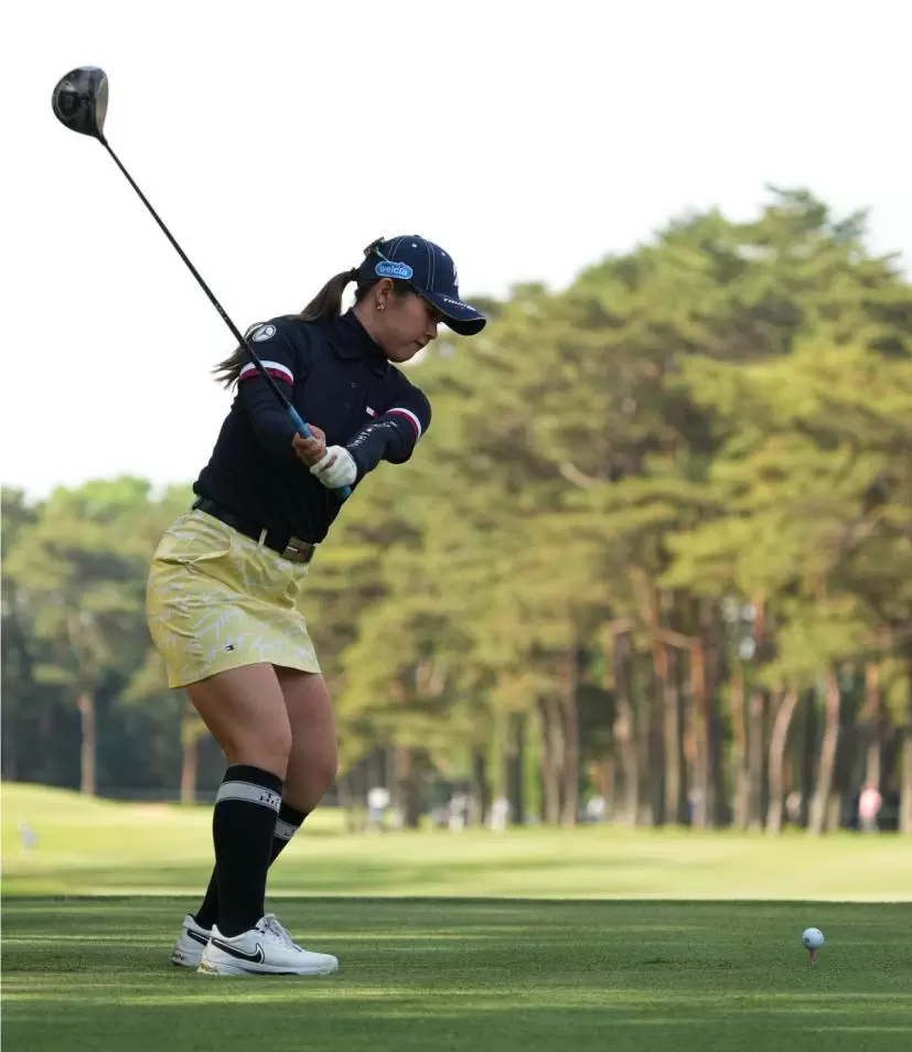 吉田優利のドライバースイング（後方）