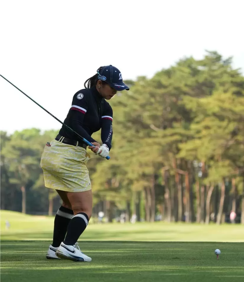 吉田優利のドライバースイング（後方）