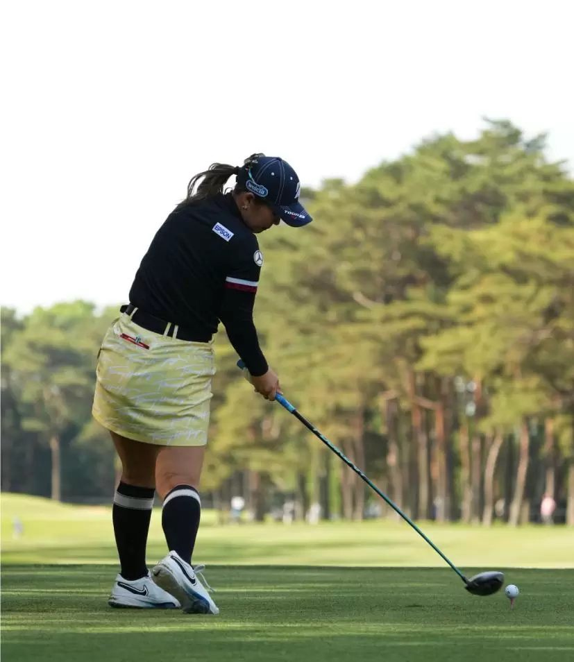 吉田優利のドライバースイング（後方）