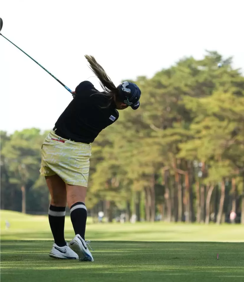 吉田優利のドライバースイング（後方）