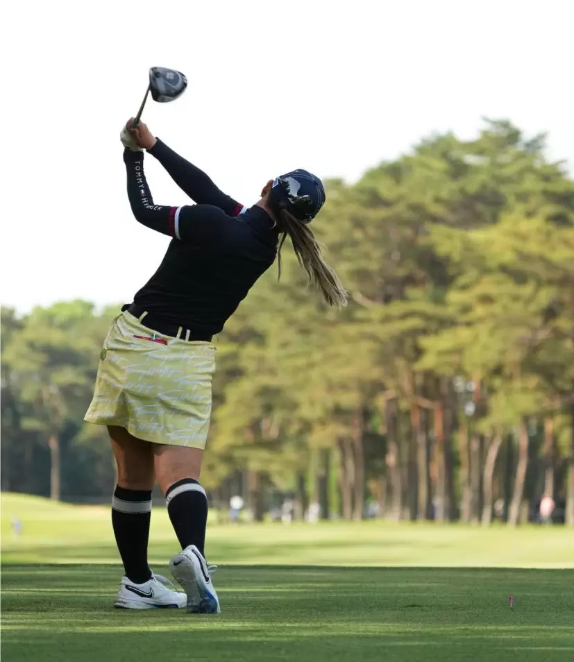 吉田優利のドライバースイング（後方）