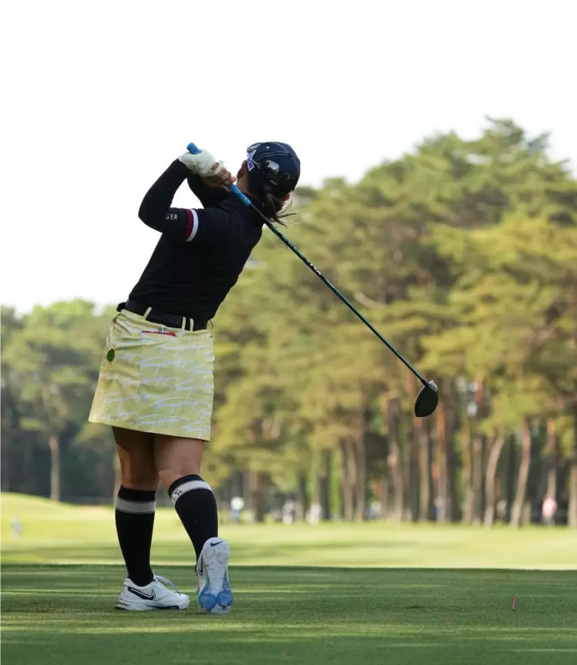 吉田優利のドライバースイング（後方）