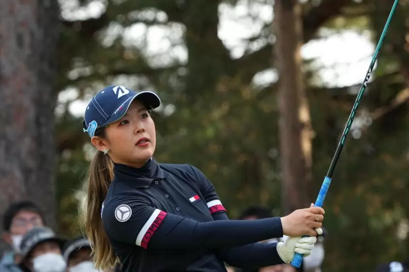 吉田優利のドライバースイング（後方）