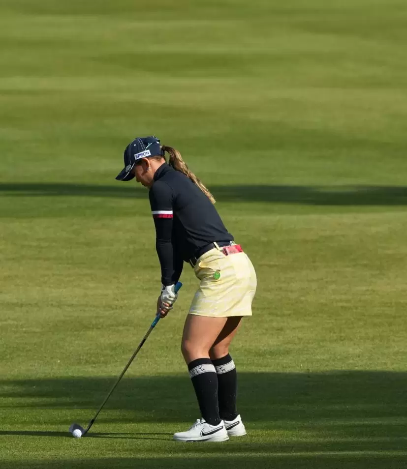 吉田優利のウェッジスイング（斜め前方）