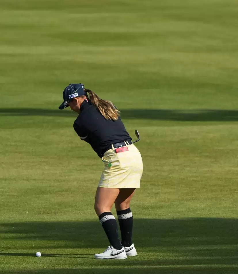 吉田優利のウェッジスイング（斜め前方）