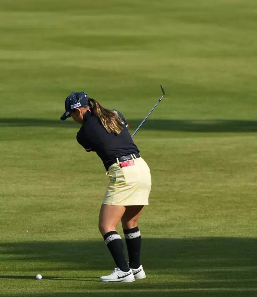 吉田優利のウェッジスイング（斜め前方）