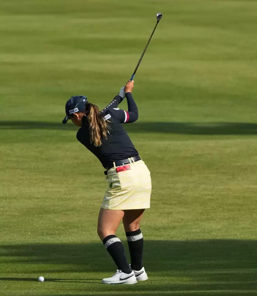 吉田優利のウェッジスイング（斜め前方）