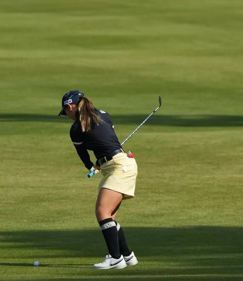 吉田優利のウェッジスイング（斜め前方）