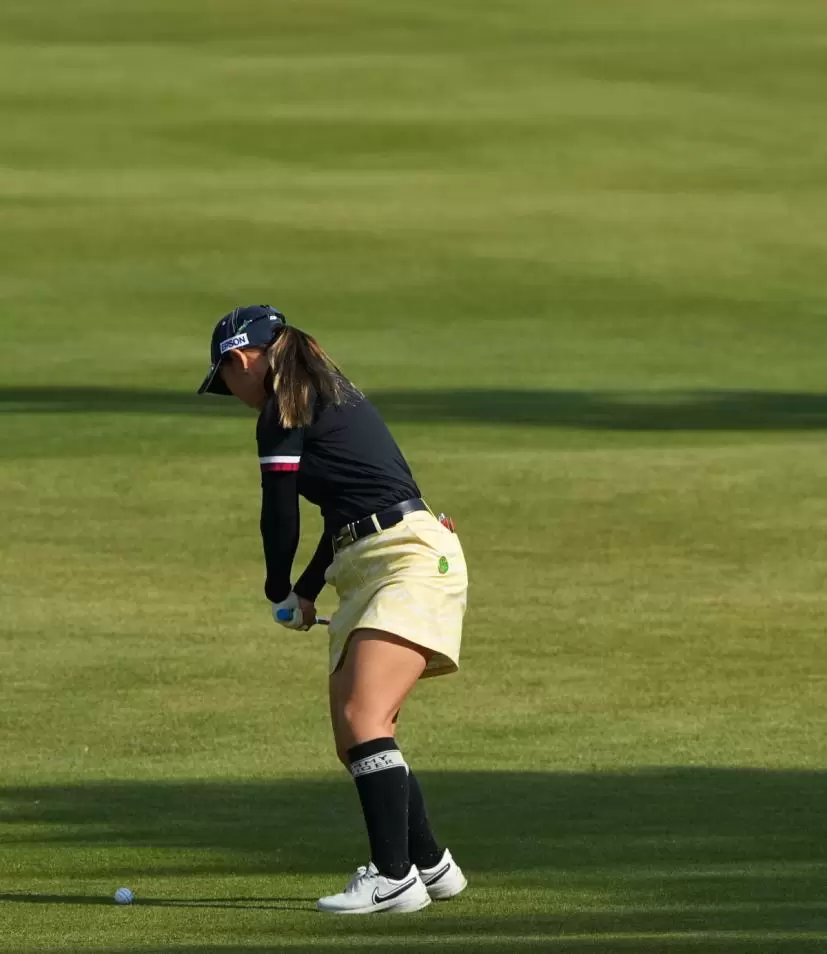 吉田優利のウェッジスイング（斜め前方）