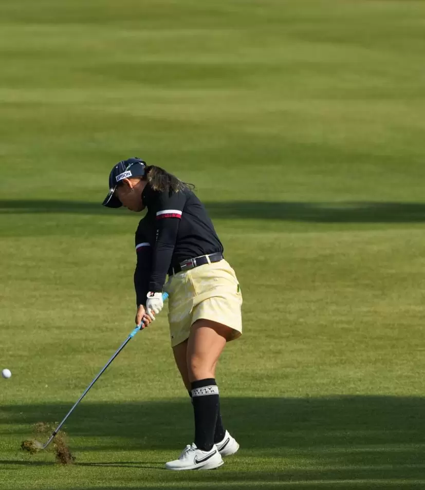 吉田優利のウェッジスイング（斜め前方）