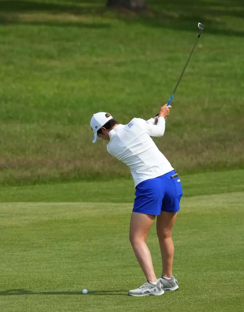 植竹希望のウェッジスイング（斜め後方）