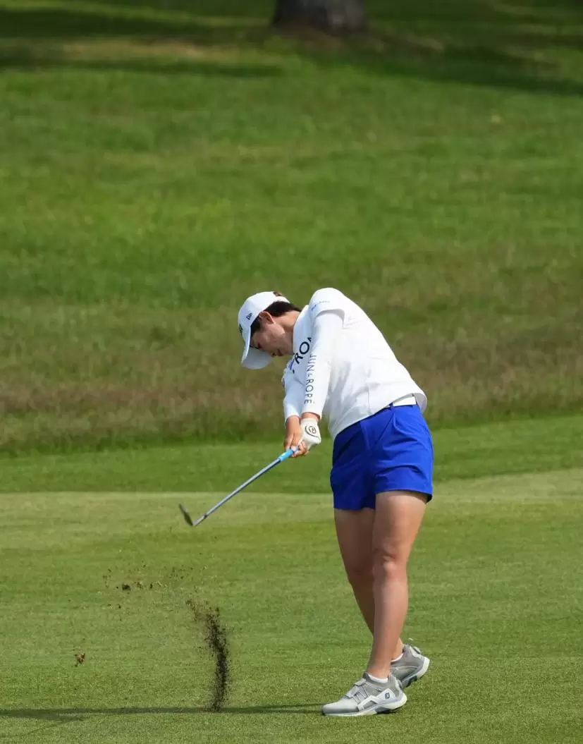 植竹希望のウェッジスイング（斜め後方）