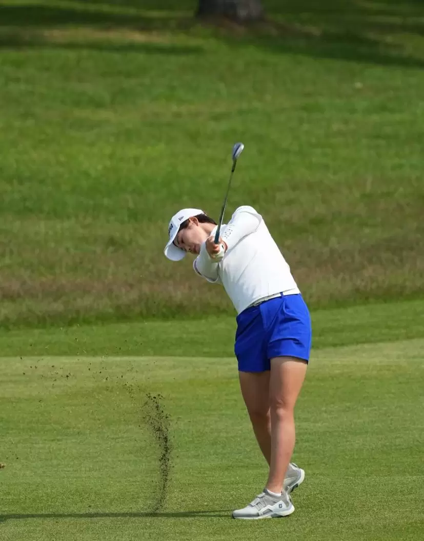 植竹希望のウェッジスイング（斜め後方）