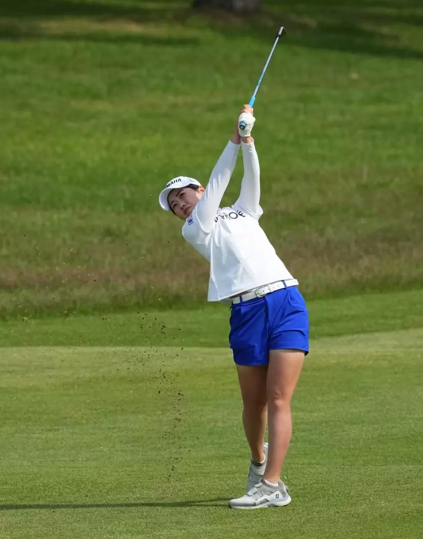 植竹希望のウェッジスイング（斜め後方）