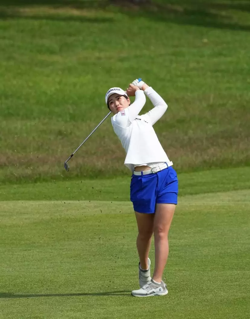 植竹希望のウェッジスイング（斜め後方）