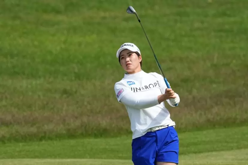 植竹希望のウェッジスイング（斜め後方）