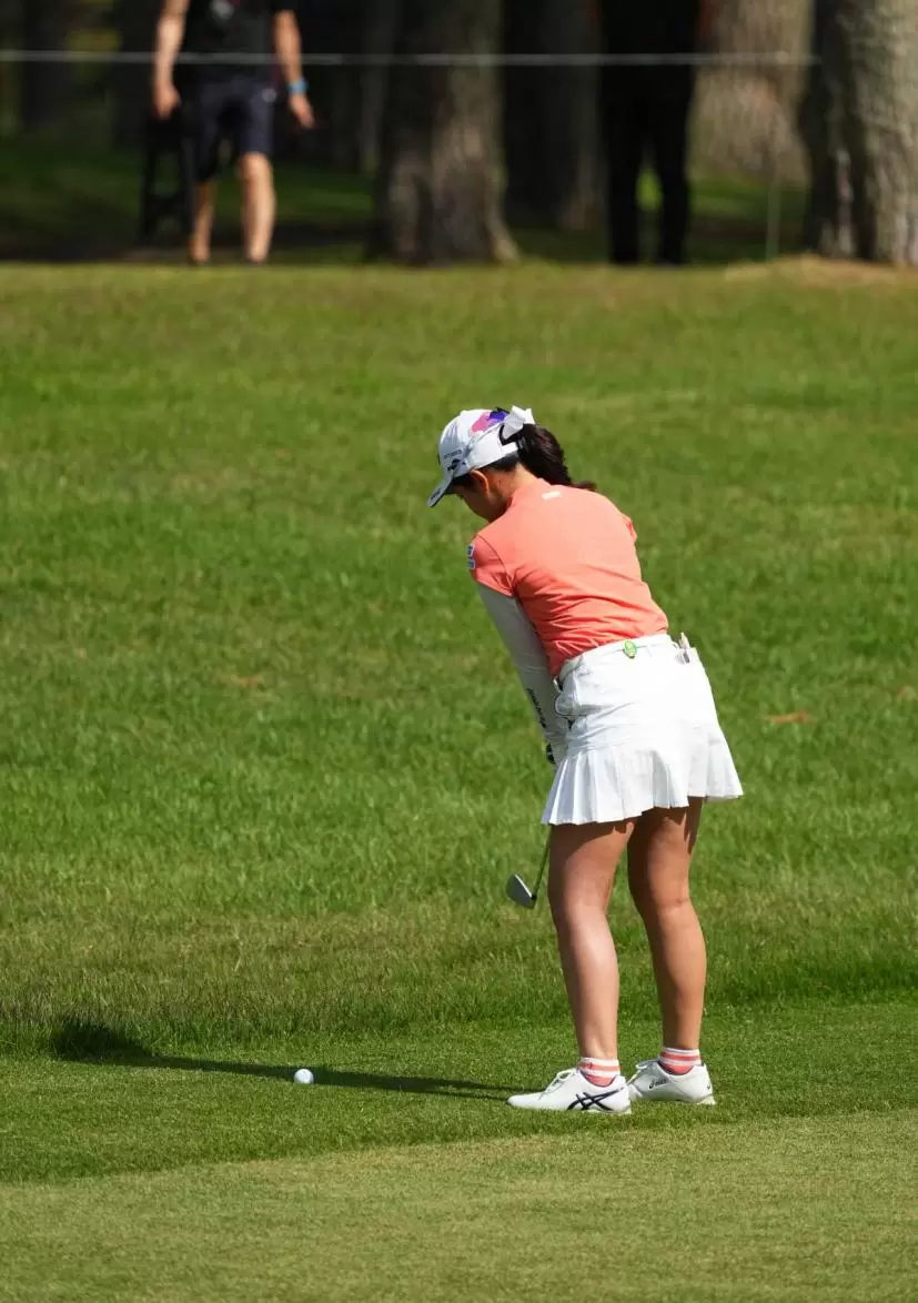 菅沼菜々のアイアンスイング連続写真（斜め前方）