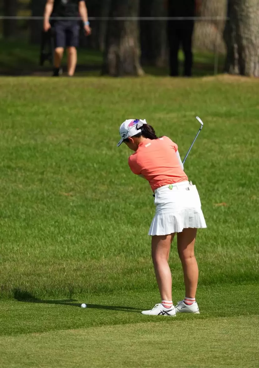 菅沼菜々のアイアンスイング連続写真（斜め前方）