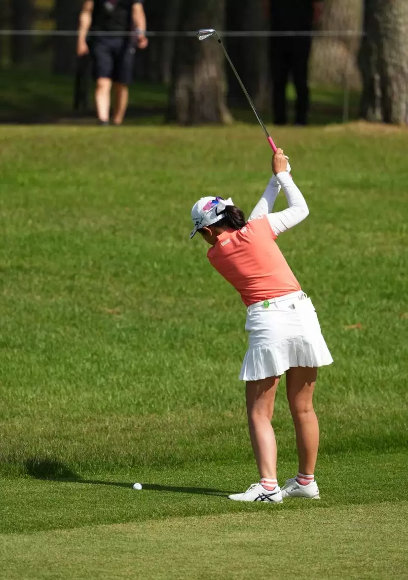 菅沼菜々のアイアンスイング連続写真（斜め前方）