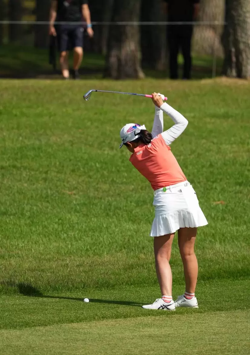 菅沼菜々のアイアンスイング連続写真（斜め前方）