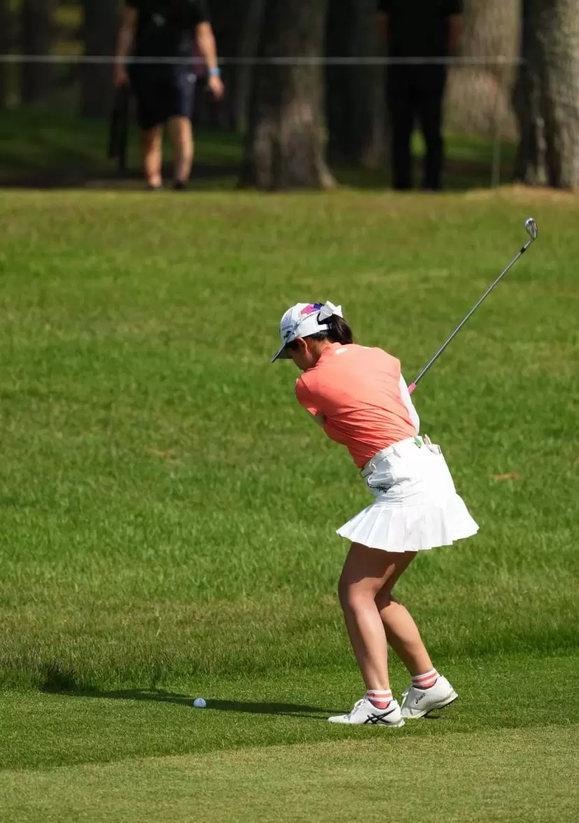 菅沼菜々のアイアンスイング連続写真（斜め前方）