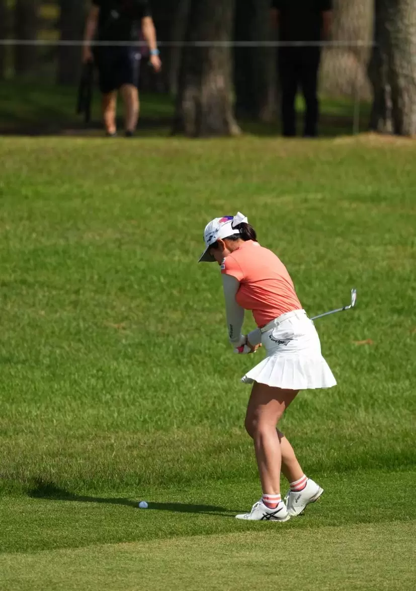 菅沼菜々のアイアンスイング連続写真（斜め前方）