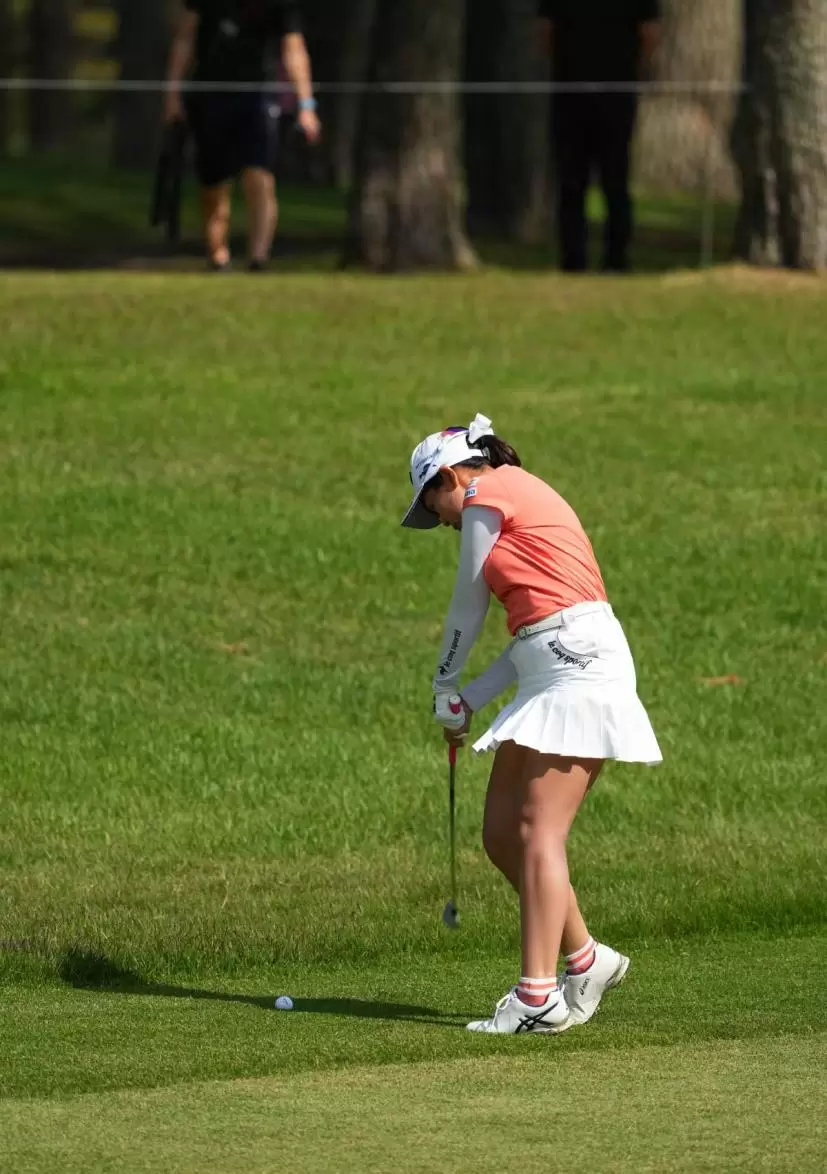 菅沼菜々のアイアンスイング連続写真（斜め前方）